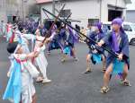 勇壮な踊りを披露する住民ら＝長島町城川内
