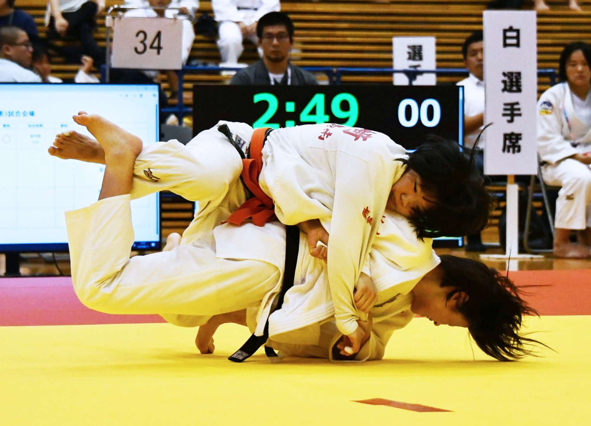 女子６３キロ級個人３回戦、相手を倒す鹿南の福崎＝ジップアリーナ岡山