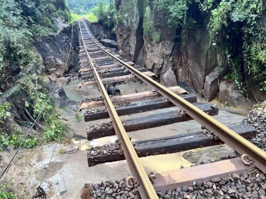 ＪＲ肥薩線の表木山－日当山で発生した築堤崩壊（８日、ＪＲ九州提供）