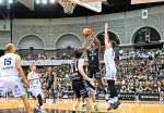 ホームの大声援を受けて戦う鹿児島レブナイズの選手＝５月、鹿児島市の西原商会アリーナ