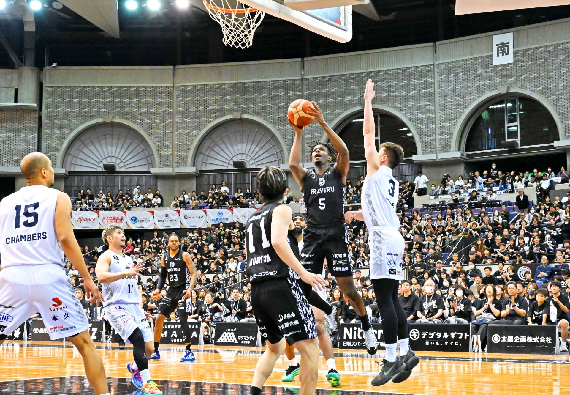ホームの大声援を受けて戦う鹿児島レブナイズの選手＝５月、鹿児島市の西原商会アリーナ