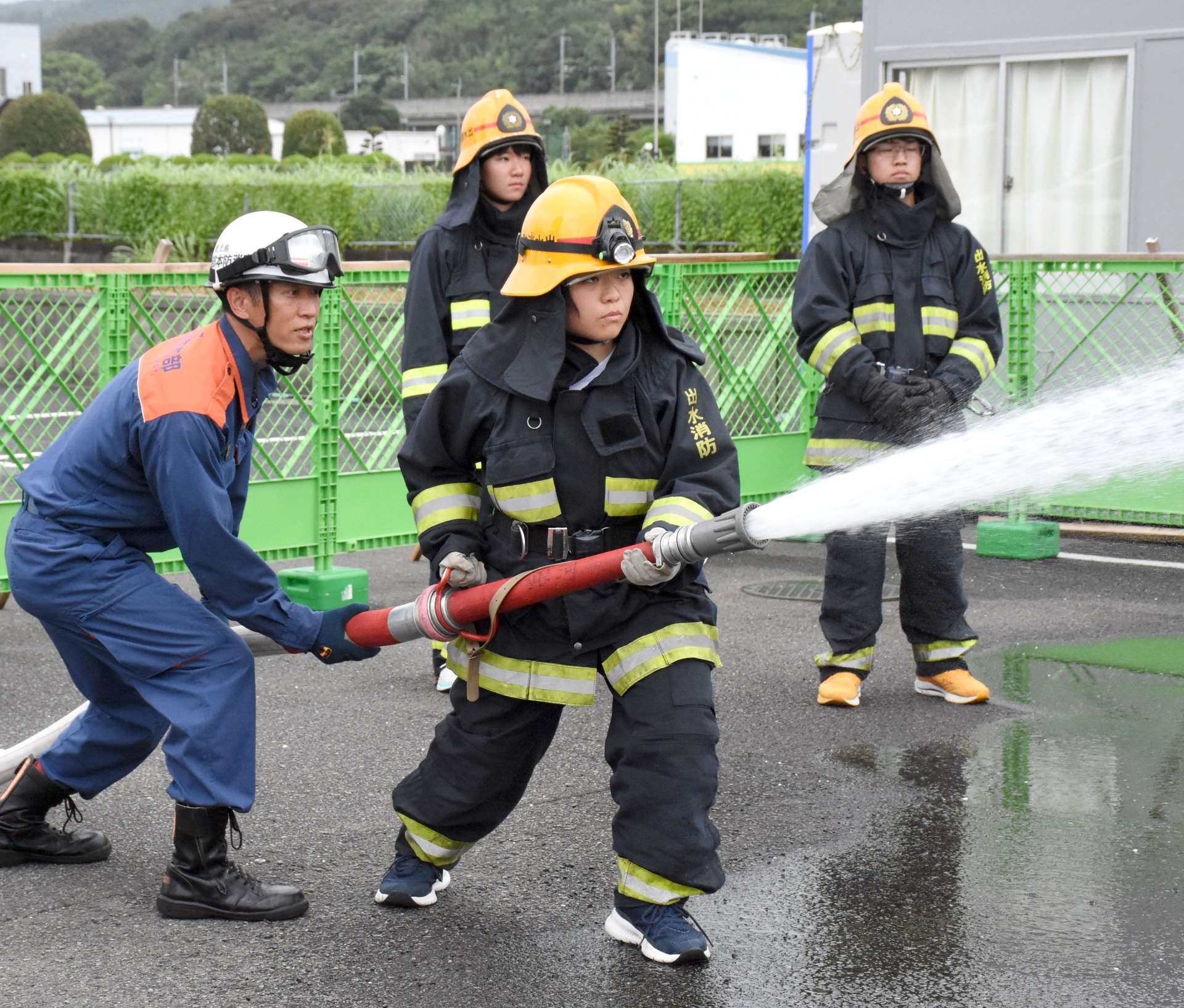 放水を体験する参加者＝出水市消防本部