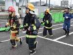 空気呼吸器を背負って走る参加者＝出水市消防本部