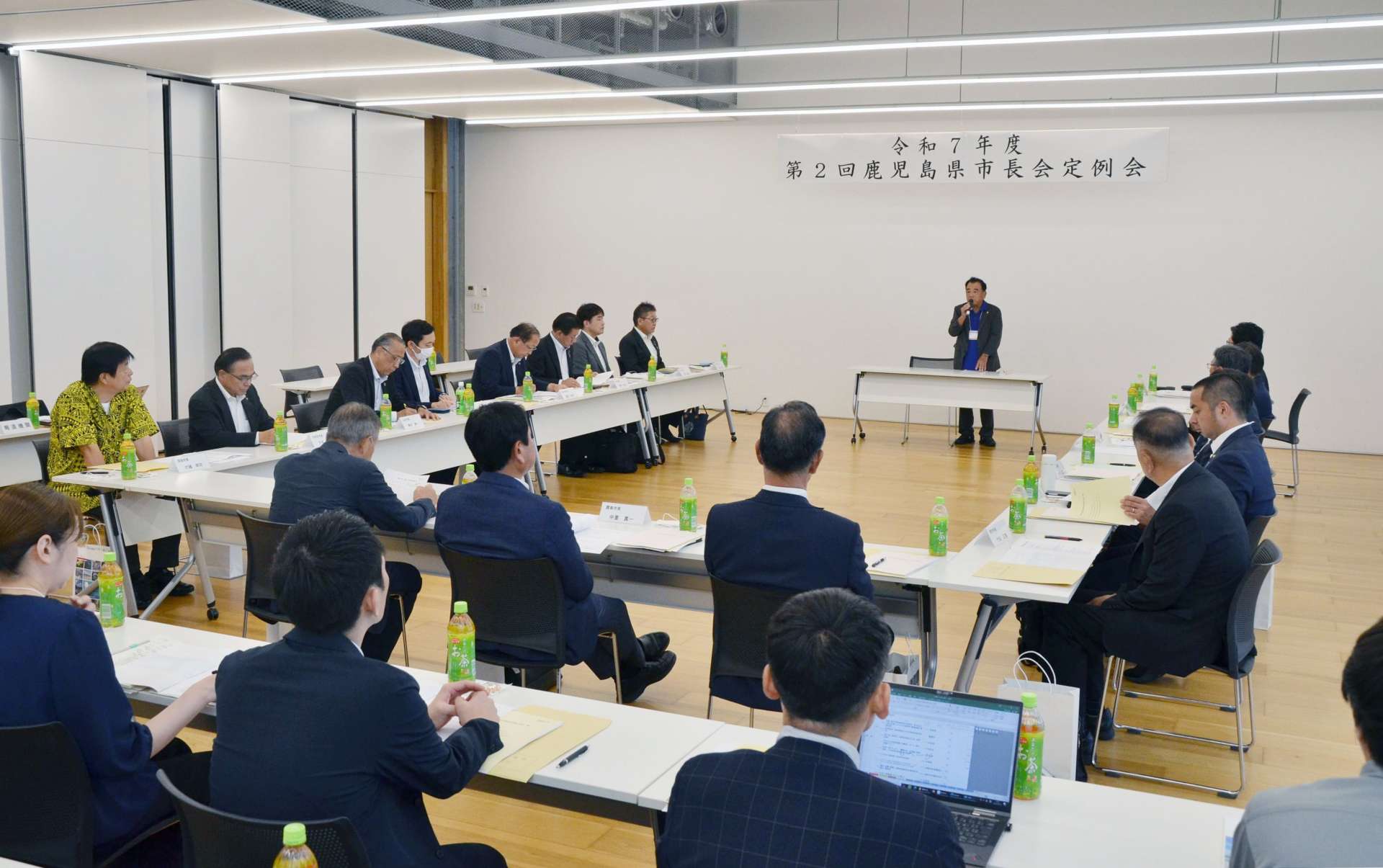 国や県への要望事案を決めた鹿児島県市長会の定例会＝１８日、阿久根市の風テラスあくね