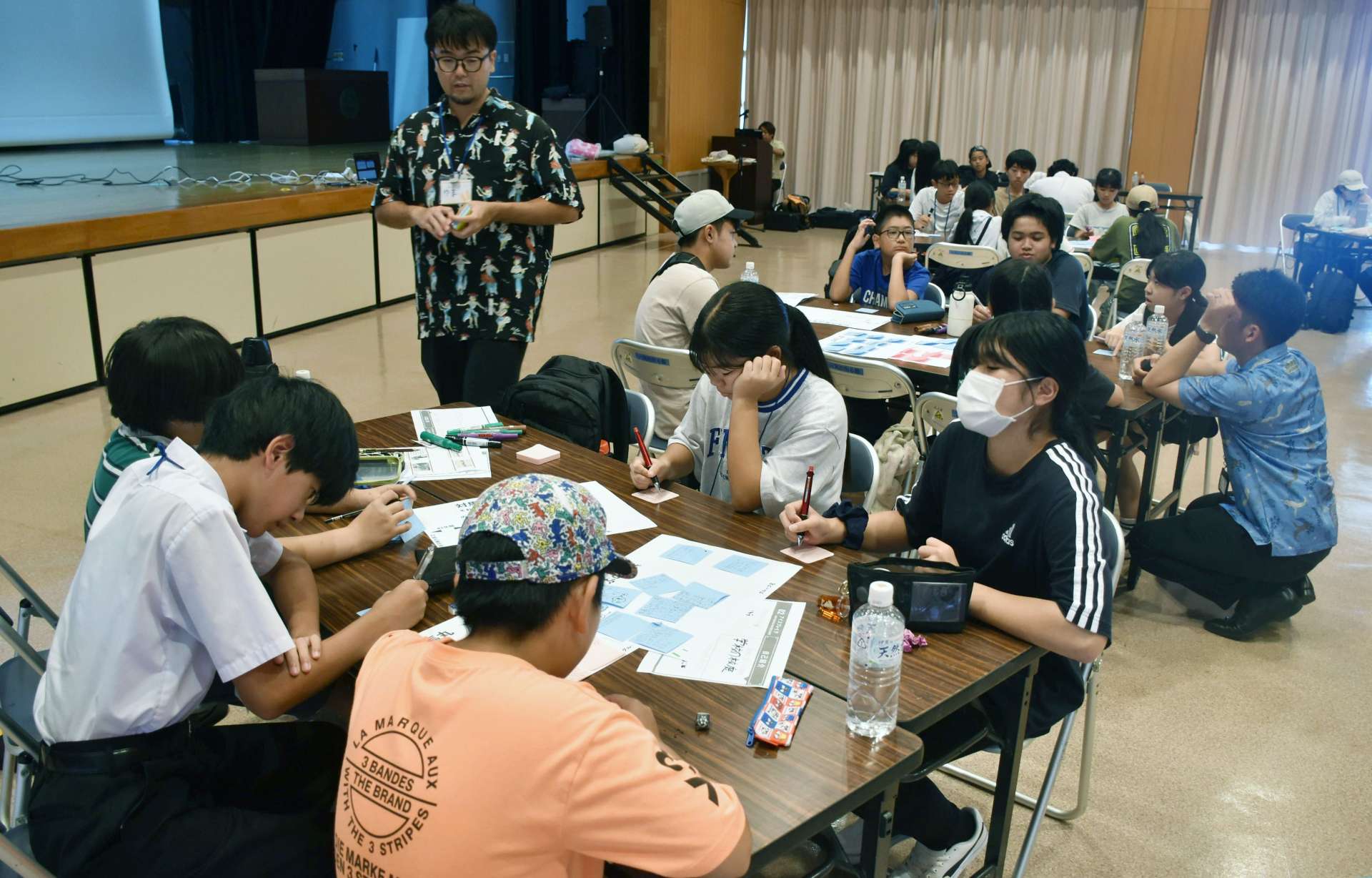 対馬丸事件の継承方法について考える小中学生ら＝宇検村の生涯学習センター