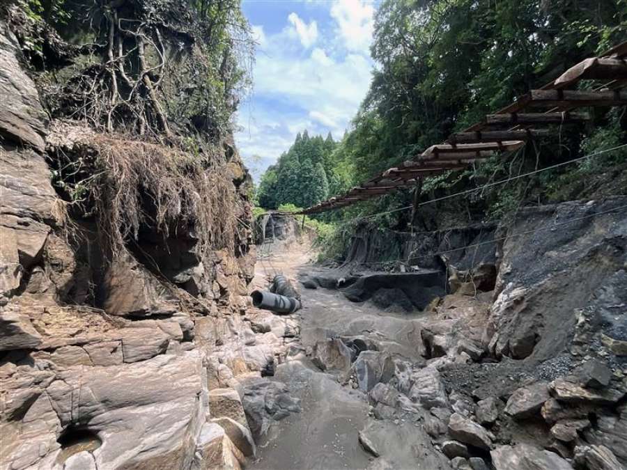 大雨の影響で土台が崩れ線路が宙に浮く肥薩線表木山－日当山間＝１２日、霧島市隼人（ＪＲ九州提供）