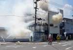 白煙が立ち上る火災現場＝１８日午後０時１５分ごろ、鹿児島市浜町