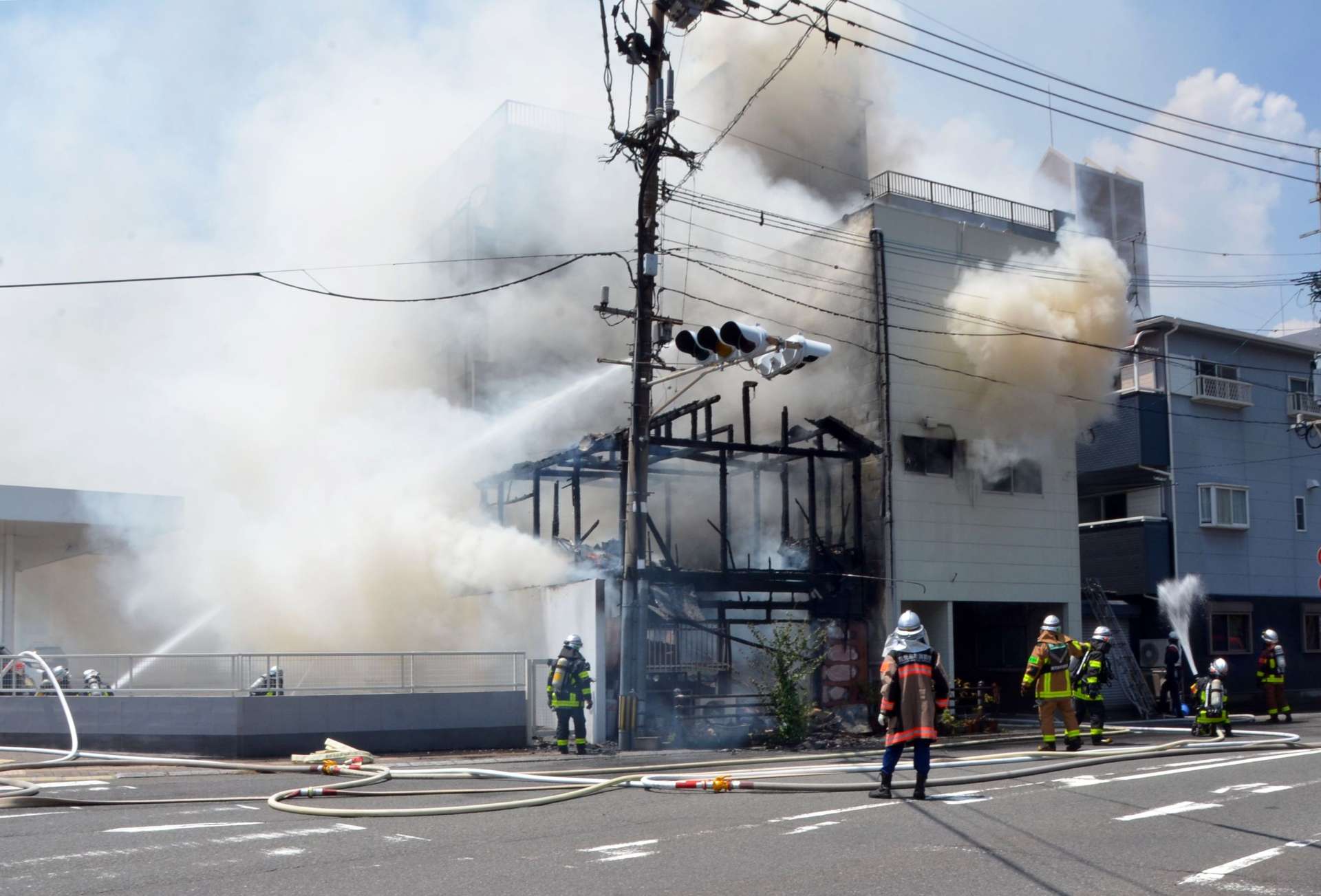 白煙が立ち上る火災現場＝１８日午後０時１５分ごろ、鹿児島市浜町