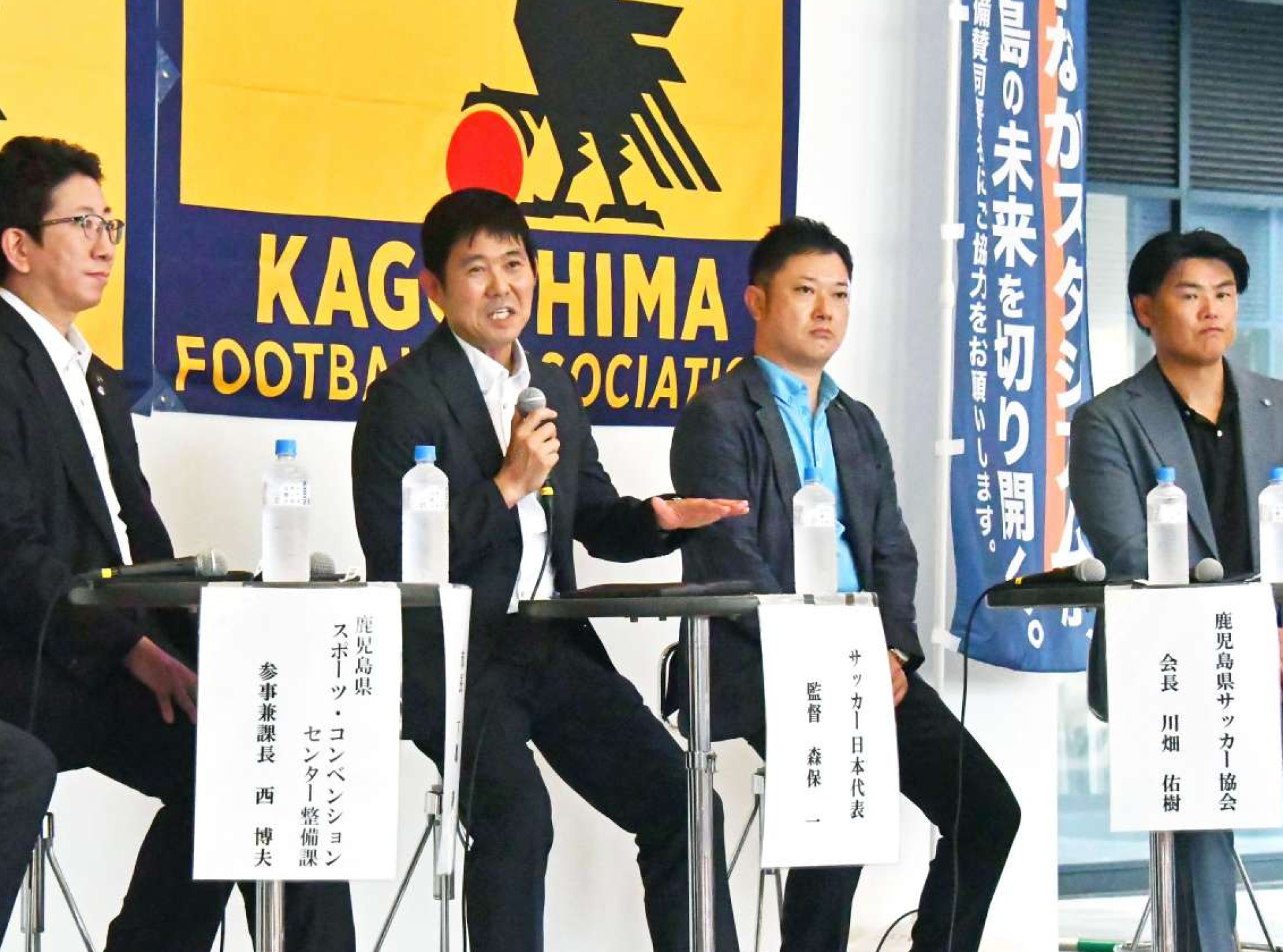 スタジアム整備について意見交換するサッカー日本代表の森保一監督（中央）ら＝鹿児島市のセンテラス天文館