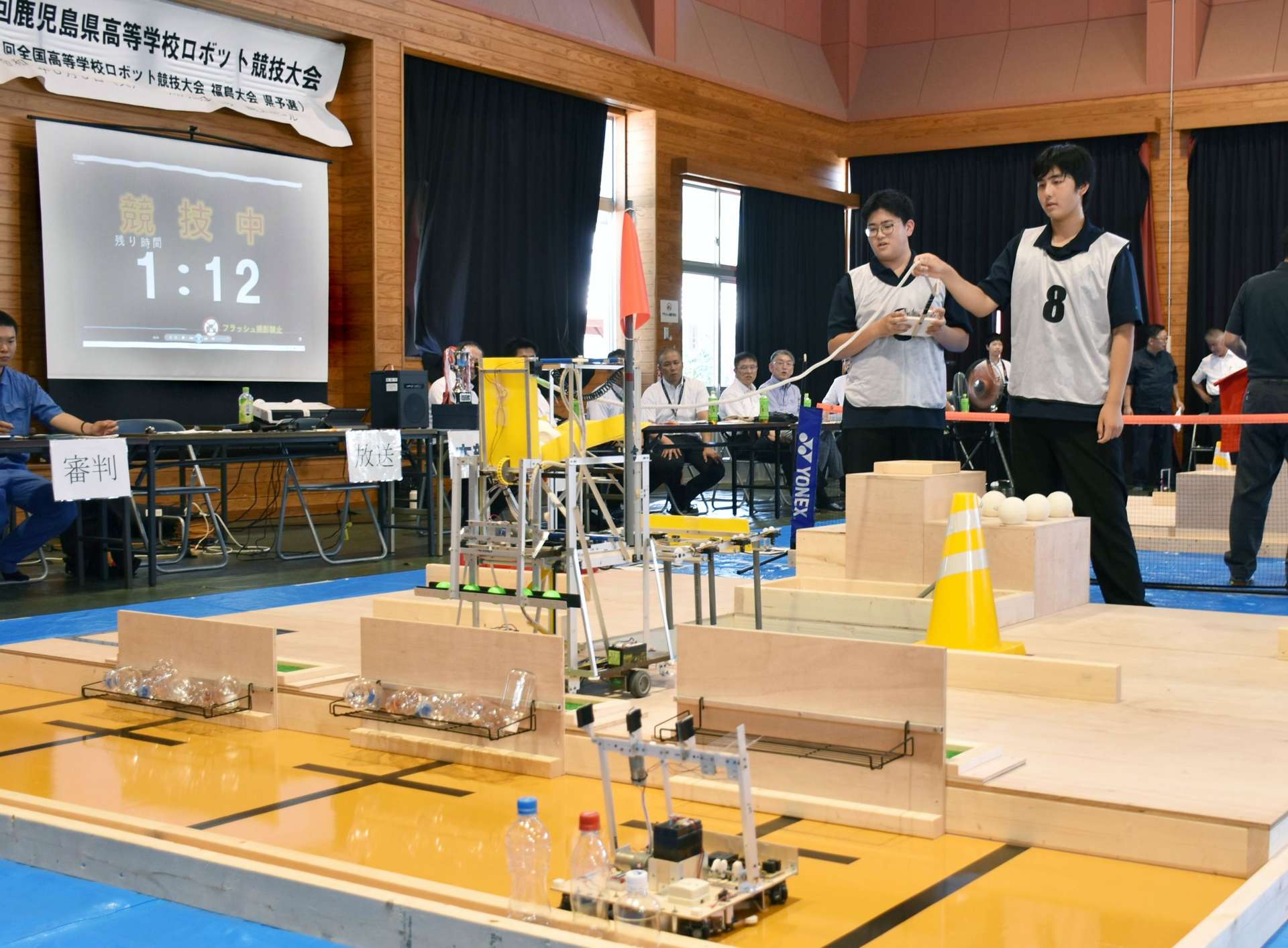 真剣な表情でロボットを操作する高校生ら＝薩摩川内市の川内商工高校