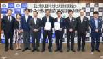 連携協定を結ぶ鹿屋体育大と志布志市教育委員会の関係者＝鹿屋市白水町