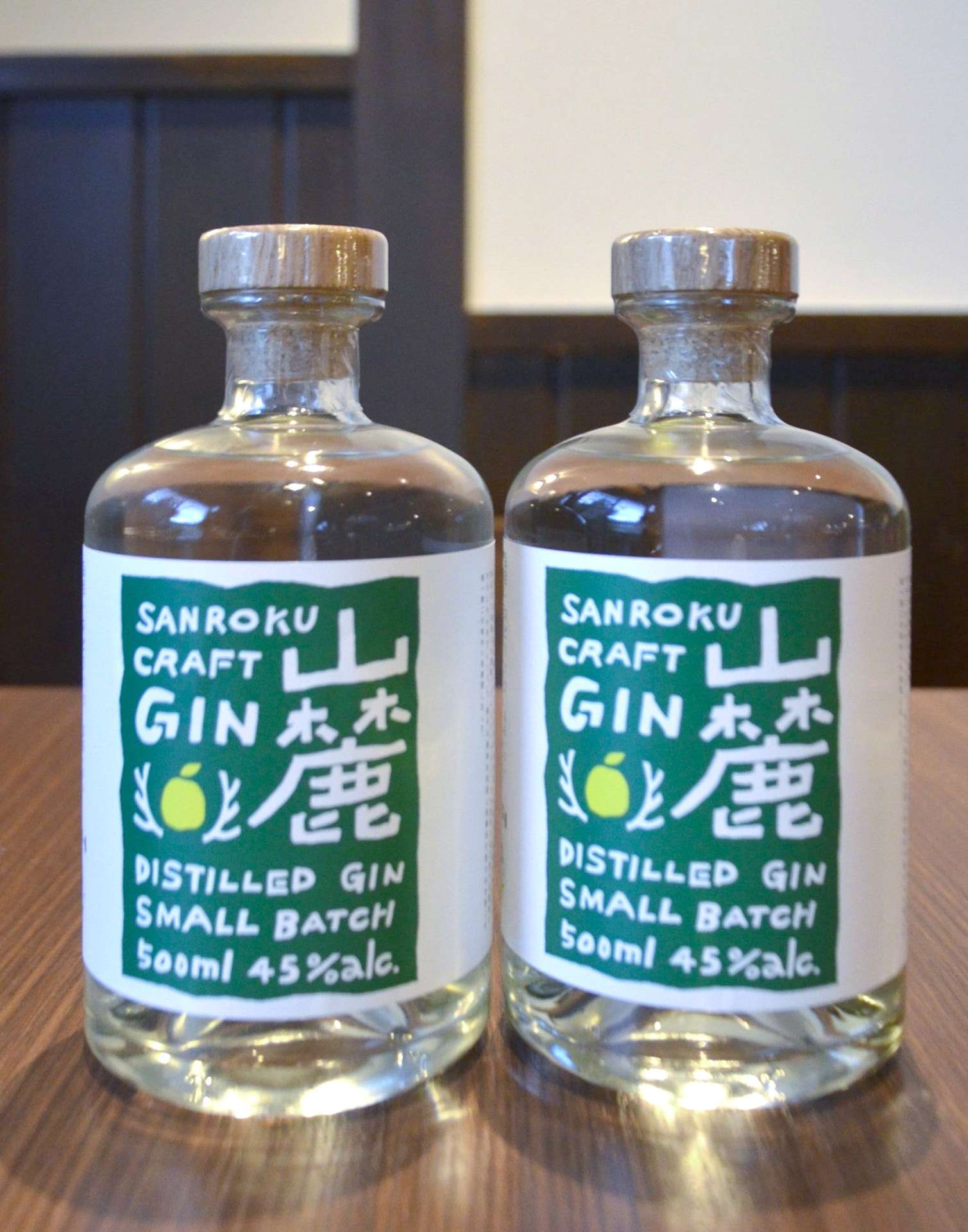 「ＫＯＢＡＹＡＳＨＩ　ｎｉ　ＡＬＥ」が地場素材を活用して開発したクラフトジン「山麓ＪＩＮ」（前列左）＝小林市駅南