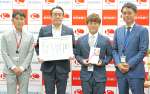 寄付贈呈式の参加者ら＝１８日、鹿児島市金生町の鹿児島銀行本店ビル