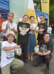 山麓ＪＩＮをアピールする花本大介会長（前列左）ら市民団体のメンバー＝小林市駅南