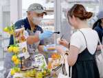 試食して品定めする客＝１９日、鹿児島市の山形屋
