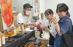 試飲して品定めする客＝１９日、鹿児島市の山形屋