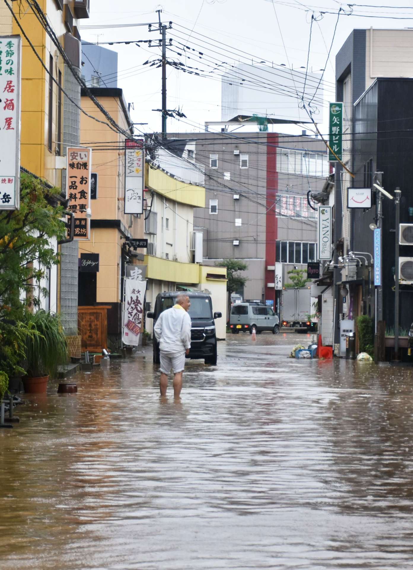 ８日朝、大雨で冠水した国分市街地＝霧島市国分中央３丁目
