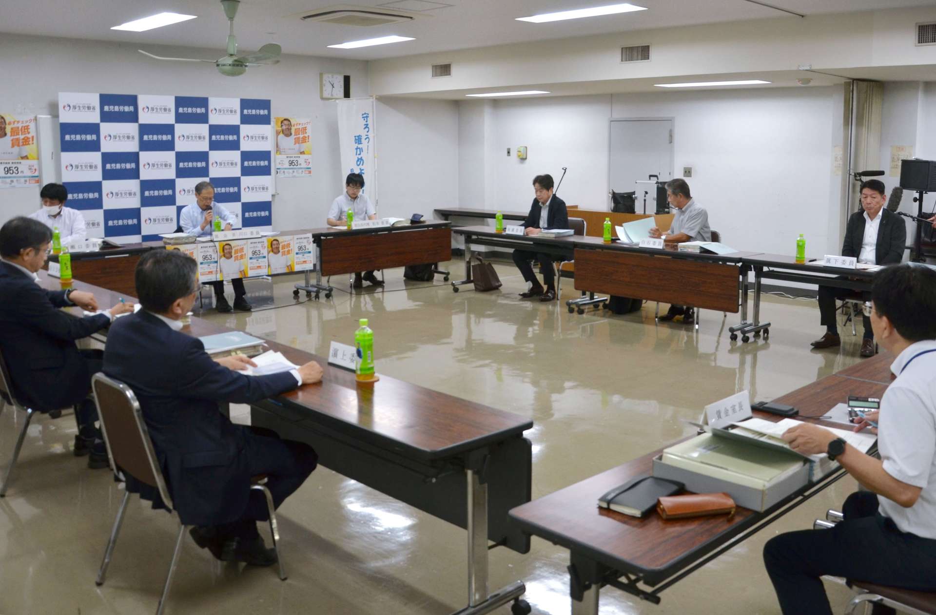 最低賃金の改定に向けた審議会の第４回専門部会＝１９日、鹿児島市の鹿児島合同庁舎