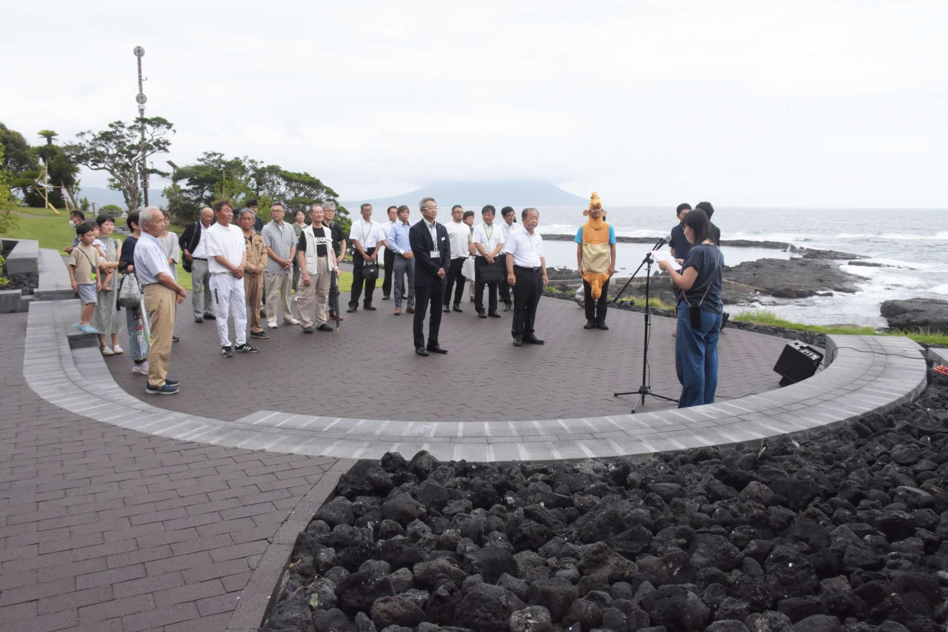 新たに整備された広場で、リニューアルを祝う関係者＝南九州市頴娃の番所鼻自然公園