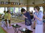 戦争犠牲者を追悼する参列者＝さつま町永野