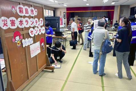 徐々にボランティアが集まる災害ボランティアセンター＝１９日、霧島市国分中央３丁目
