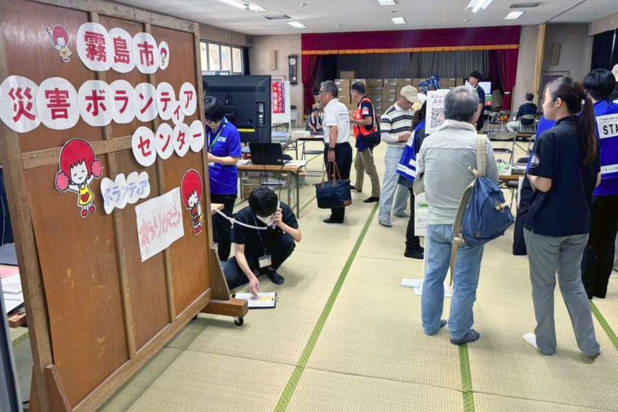 徐々にボランティアが集まる災害ボランティアセンター＝１９日、霧島市国分中央３丁目