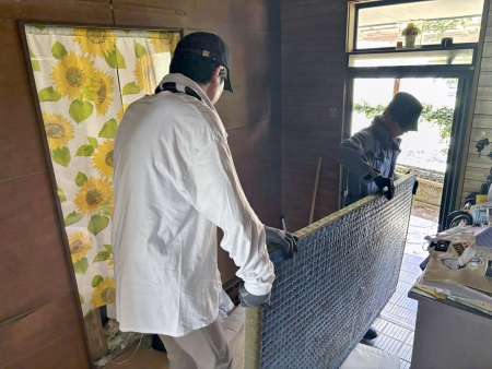 〈１人ではとても持ち出せなかった〉浸水した畳を運び出すボランティア＝１９日、霧島市隼人町姫城