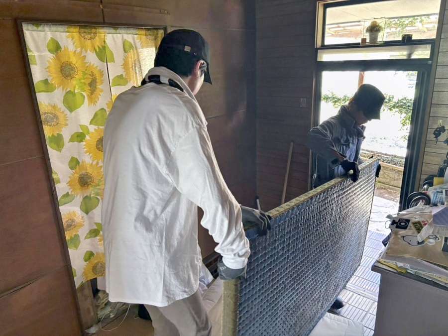 〈１人ではとても持ち出せなかった〉浸水した畳を運び出すボランティア＝１９日、霧島市隼人町姫城