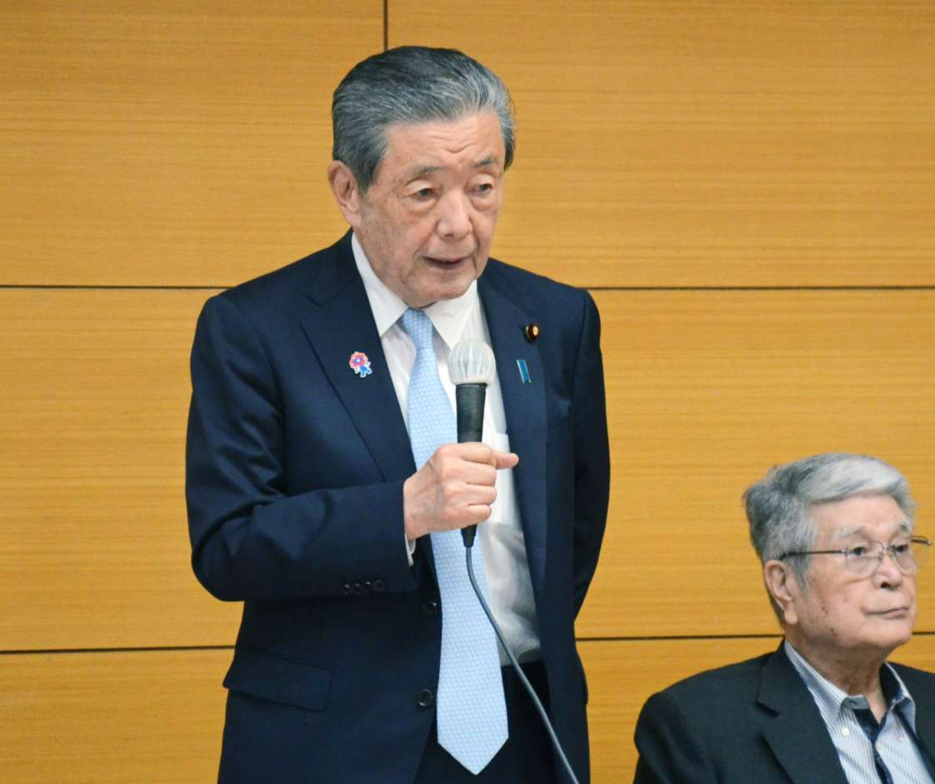 自民党鹿児島県連の執行部役員・選対常任委員合同会議で、参院選の総括について話す森山裕県連会長＝７月２６日、鹿児島市