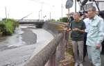 大雨の被害状況について住民の説明を聞く森山裕衆院議員＝１０日、霧島市福山町福山