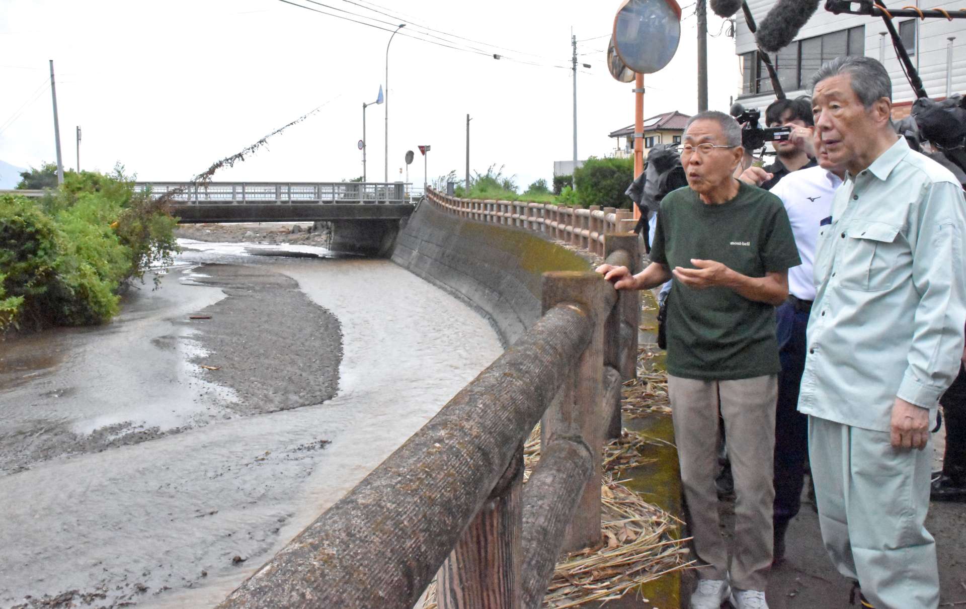 大雨の被害状況について住民の説明を聞く森山裕衆院議員＝１０日、霧島市福山町福山