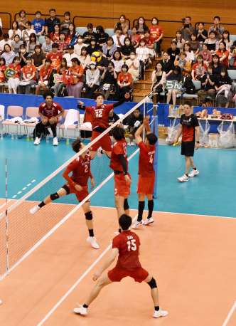 迫力のあるプレーで観客を魅了するバレーボール男子日本代表の選手＝１７日、薩摩川内市のサンアリーナせんだい