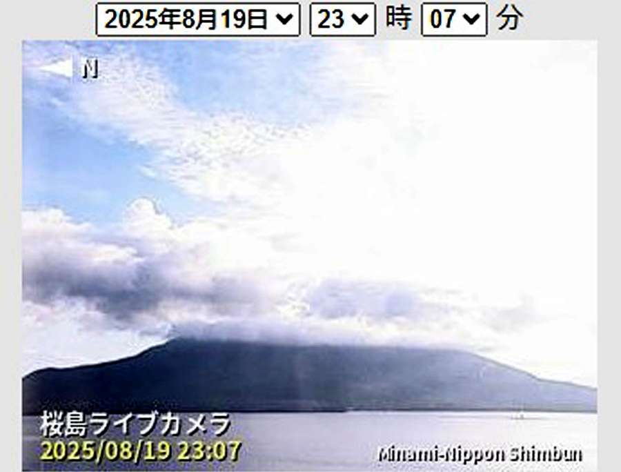 昼間のように明るくなった空（南日本新聞桜島ライブカメラ）＝１９日、午後１１時７分ごろ