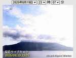 昼間のように明るくなった空（南日本新聞桜島ライブカメラ）＝１９日、午後１１時７分ごろ