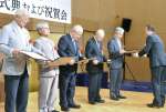感謝状を贈られる歴代会長＝１９日、霧島市のホテル京セラ