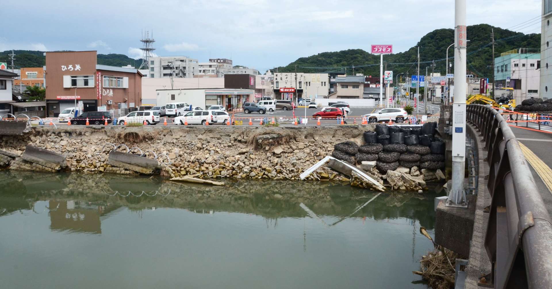 大雨の影響で崩れた網掛橋の護岸＝２０日、姶良市加治木の国道１０号網掛橋