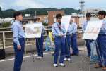 国土交通省鹿児島国道事務所職員から、橋の復旧工事について説明を受ける中野洋昌国交相＝２０日、姶良市加治木の国道１０号網掛橋