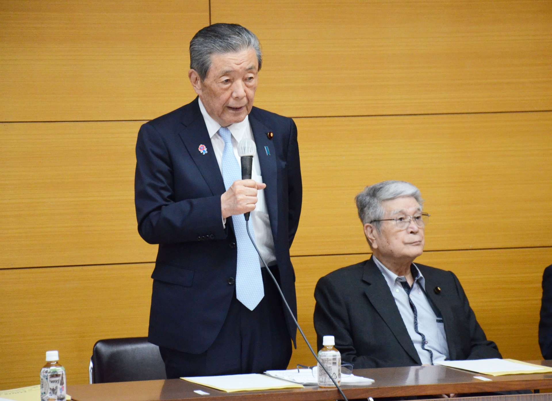 〈資料写真〉自民党鹿児島県連の執行部役員・選対常任委員合同会議で、参院選の総括について話す森山裕県連会長（左）ら＝７月２６日、鹿児島市