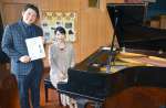どんぐりピアノコンサートへの来場を呼びかける入来慶子さん（右）と石原大佑さん＝霧島市牧園の三体小学校