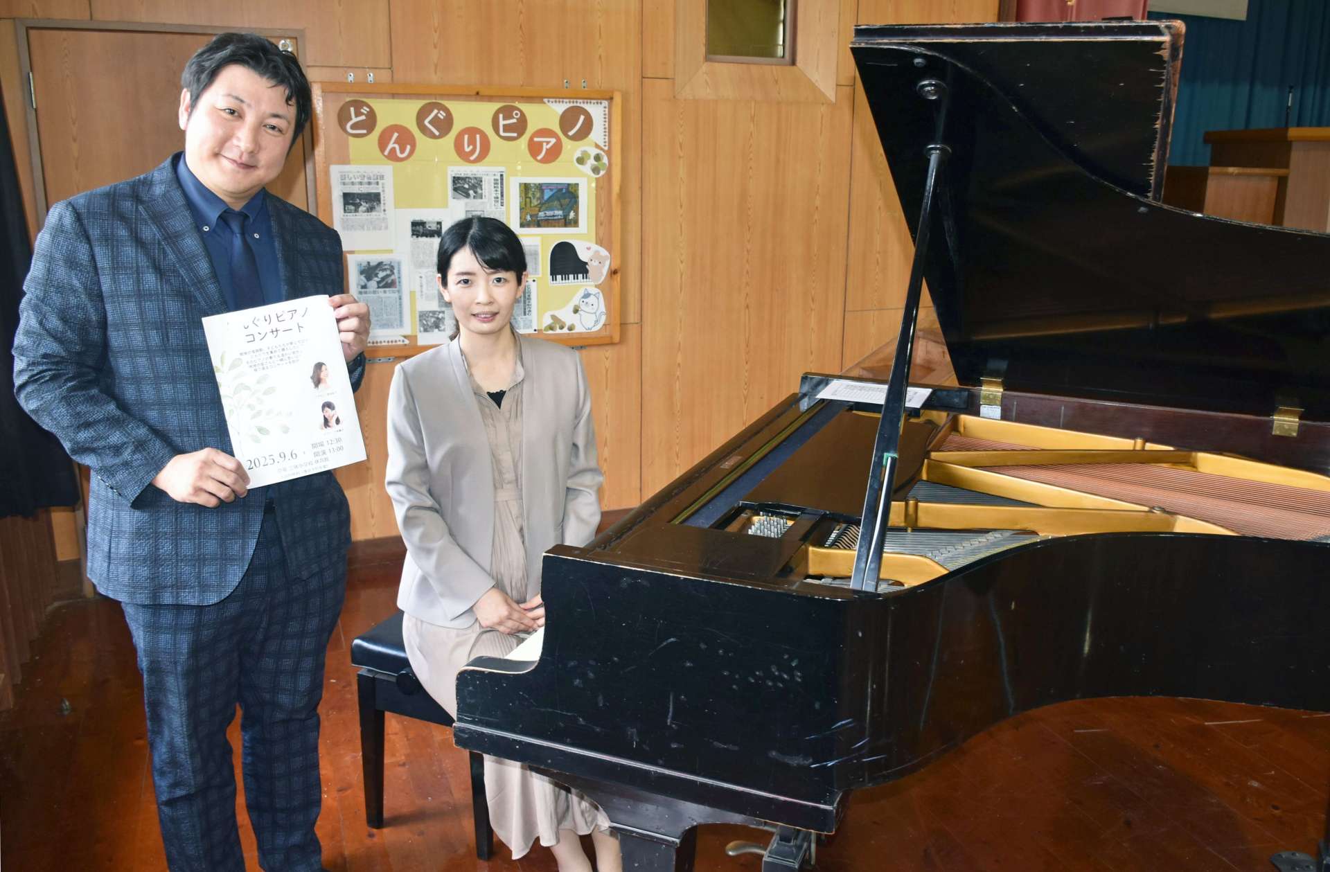 どんぐりピアノコンサートへの来場を呼びかける入来慶子さん（右）と石原大佑さん＝霧島市牧園の三体小学校
