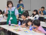 考えた怒りのコントロール法を披露する子どもたち＝鹿児島市のカクイックス交流センター