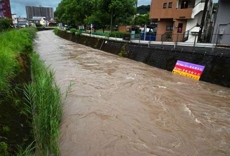 大雨で水位が増した新川＝２１日午後６時７分、鹿児島市田上１丁目