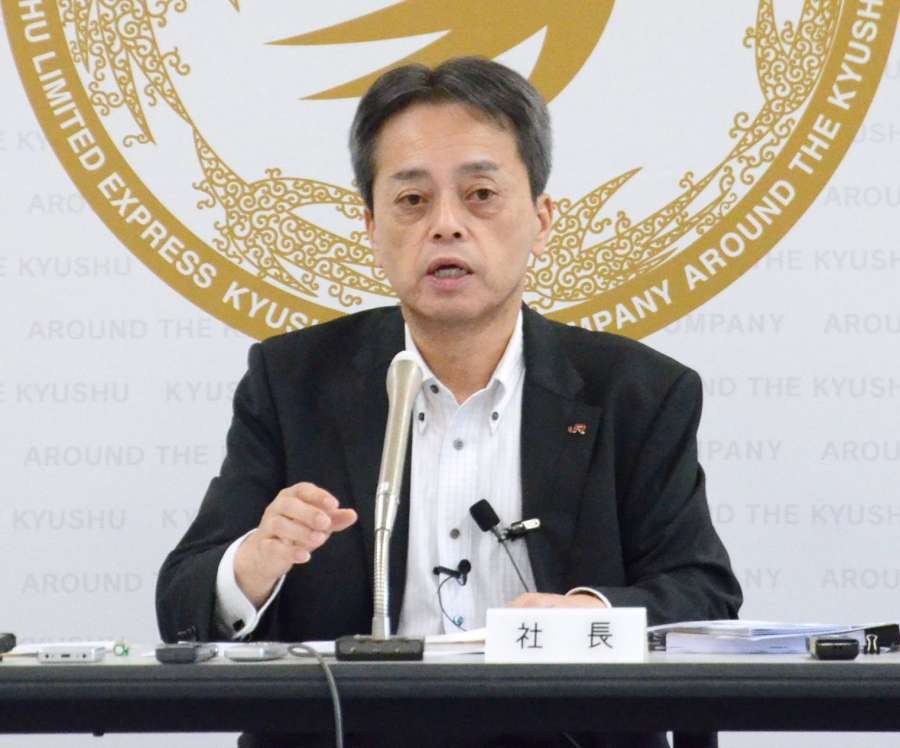記者会見する古宮洋二社長＝２１日、福岡市