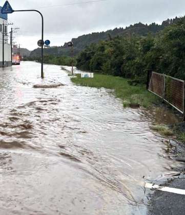 冠水した国道２７０号＝２１日午後６時ごろ、南さつま市加世田内山田