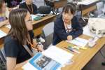 ルームメイトと議論する櫻井佑月さん（ＡＩＧ高校生外交官プログラム事務局提供）