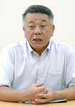 福祉拠点の整備で「人手不足を解消できる」と語る伊集院幼氏＝大和村役場