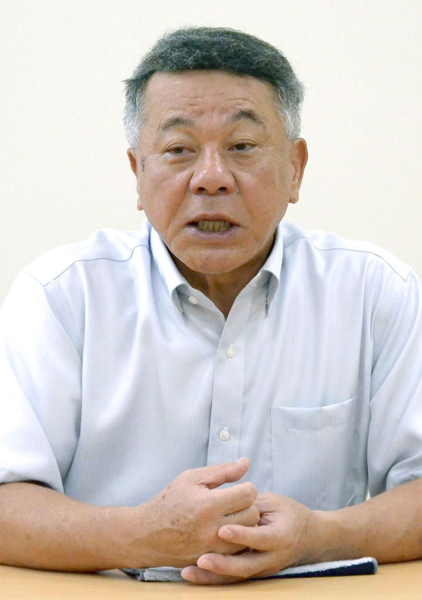 福祉拠点の整備で「人手不足を解消できる」と語る伊集院幼氏＝大和村役場