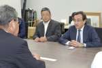 小林市の宮原義久市長と意見交換するアゼルバイジャンのギュルセル・イスマイルザーデ駐日大使＝同市役所