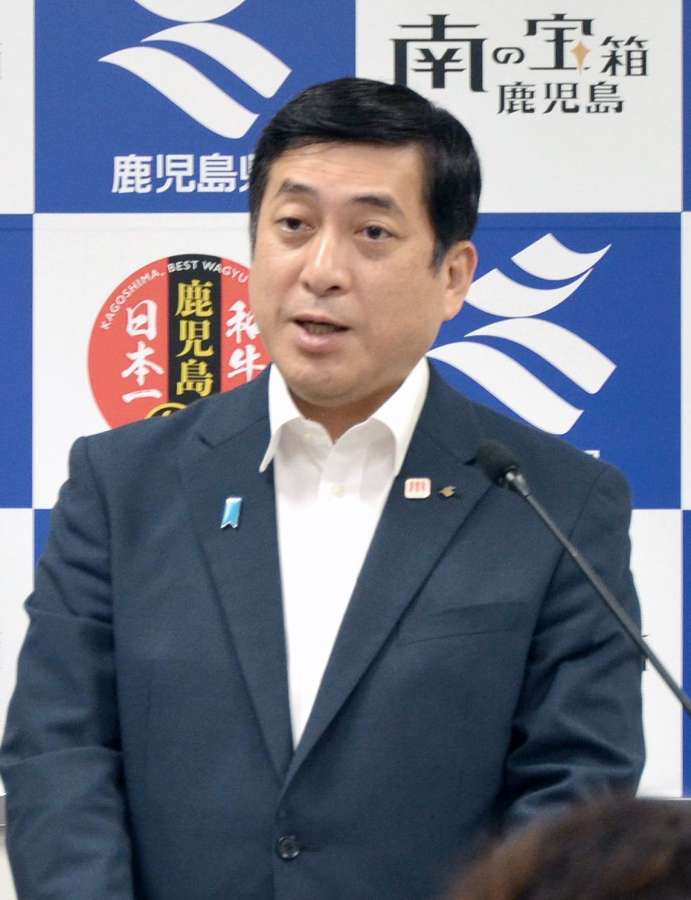 記者の質問に答える塩田康一知事＝２２日、県庁