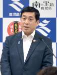 記者の質問に答える塩田康一知事＝２２日、県庁